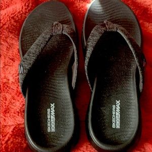 Skechers NWOT flip flops